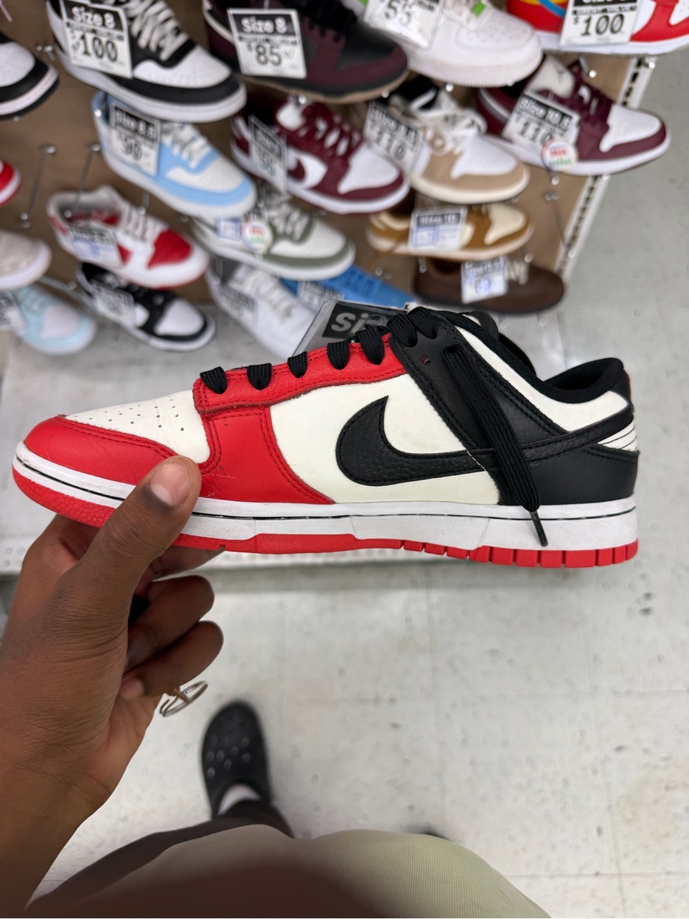 Nike Kids Low-Top Sneaker in Red, White & Black